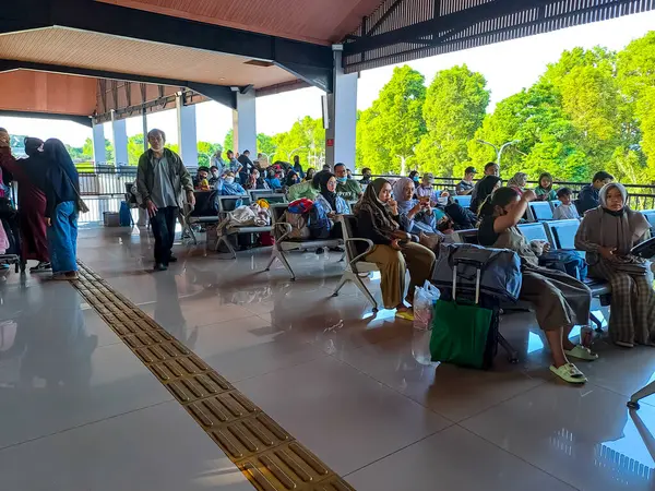 Vista Los Pasajeros Sentados Sala Espera Estación Tren Malang Indonesia —  Fotos de Stock