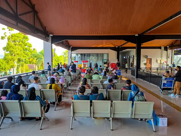 Задний Вид Пассажиров Сидящих Зале Ожидания Вокзала Детской Игровой Площадкой — стоковое фото