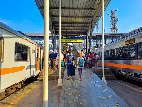 乗客達は 2023年4月25日にインドネシアのマラン駅で列車を降車した後 エスカレーターで出口に向かって列をなしています — ストック写真