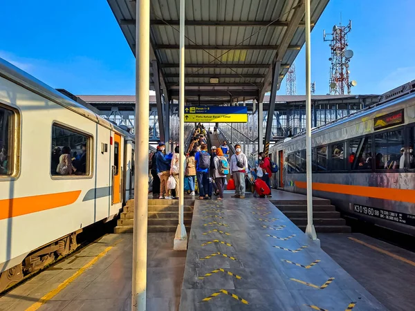 승객들은 인도네시아 역에서 기차를 2023 에스컬레이터를 출구로 — 스톡 사진