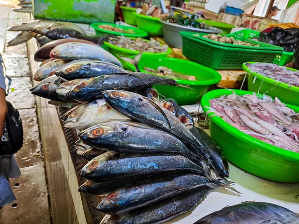 在传统鱼类市场上出售的各种鲜鱼和海鲜 — 图库照片