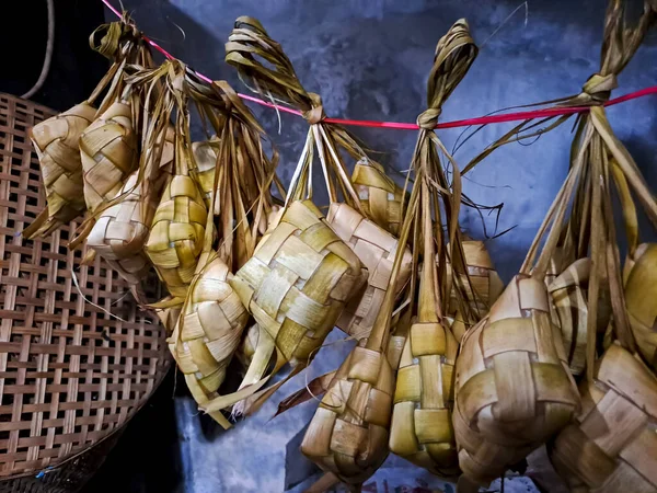 Ketupat, Endonezya 'da Kurban Bayramı' nı kutlamak için servis edilen özel bir yemek. Elmas şekilli palmiye yaprağı kabına doldurulmuş pirinçten yapılan hamur tatlısı. Kurutma işlemi için pişirdikten sonra asıldı