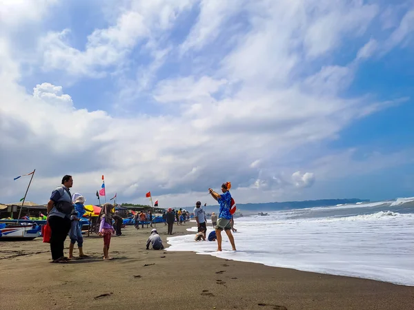 Atmosphere Depok Beach Yogyakarta Holiday Crowd Local Tourist Indonesia April — Stock Photo, Image