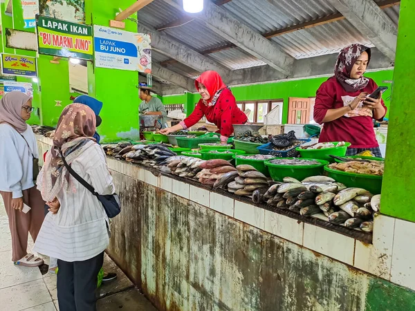 Asijská Žena Hidžábem Nabízí Čerstvé Mořské Plody Pro Zákazníka Pohled — Stock fotografie