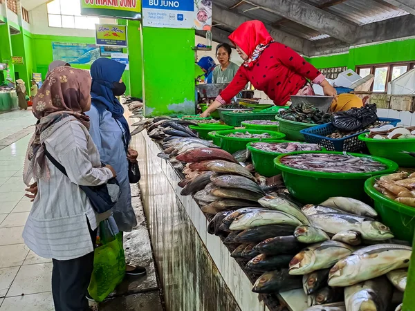 Pohled Národy Kolem Lodi Vybrat Koupit Rybáře Úlovek Yogyakarta Indonésie — Stock fotografie