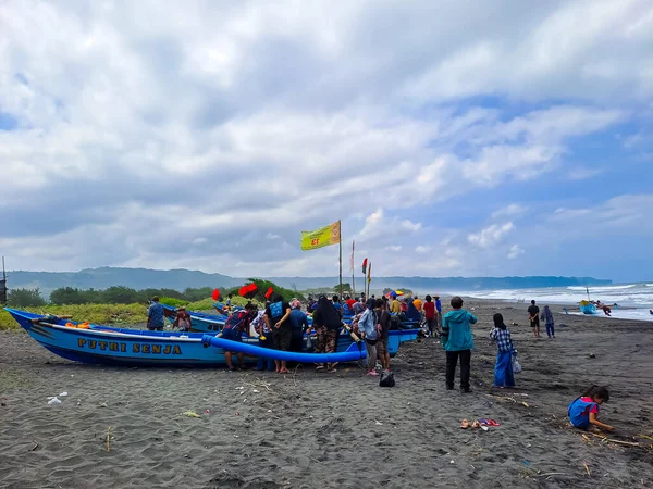 漁船の周りの人々のビューを選択し 漁師のキャッチを購入する インドネシア ジョグジャカルタ 2023年4月23日 — ストック写真