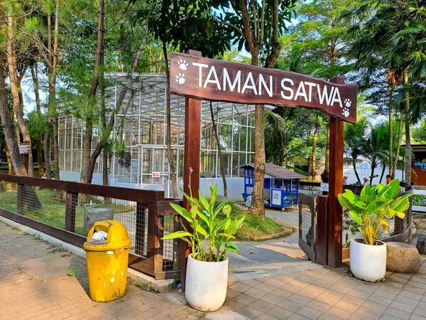 Eine Holzplanke Mit Text Taman Satwa Fauna Park Das Eingangstor — Stockfoto