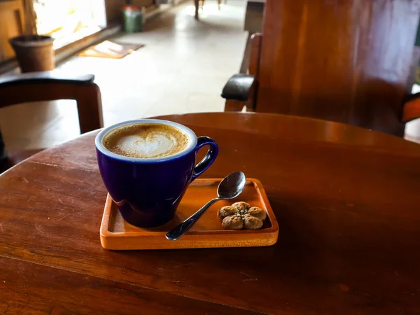 Απολαμβάνοντας Ζεστό Καπουτσίνο Καρδιά Latte Art Πρωί Στο Παραδοσιακό Σαλόνι — Φωτογραφία Αρχείου