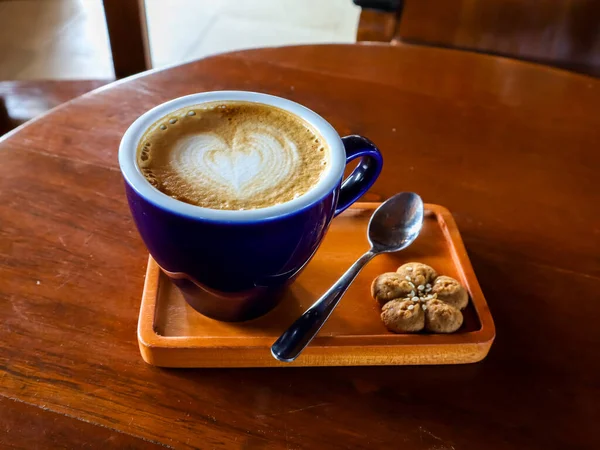 Απολαμβάνοντας Ζεστό Καπουτσίνο Καρδιά Latte Art Πρωί Στο Παραδοσιακό Σαλόνι — Φωτογραφία Αρχείου