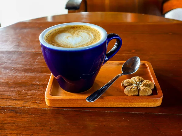 Genieten Van Warme Cappuccino Met Hartvormige Latte Kunst Ochtend Traditionele — Stockfoto