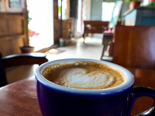 Ciesząc Się Gorącym Cappuccino Sztuki Latte Kształcie Serca Rano Tradycyjnym — Zdjęcie stockowe