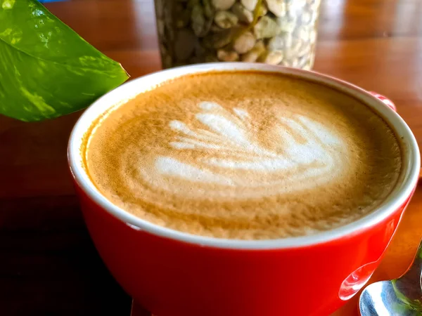Uma Xícara Cappuccino Quente Com Arte Latte Pela Manhã Servido — Fotografia de Stock