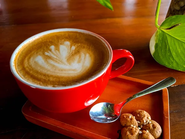 Ένα Φλιτζάνι Ζεστό Καπουτσίνο Latte Art Πρωί Σερβίρεται Κόκκινο Φλιτζάνι — Φωτογραφία Αρχείου