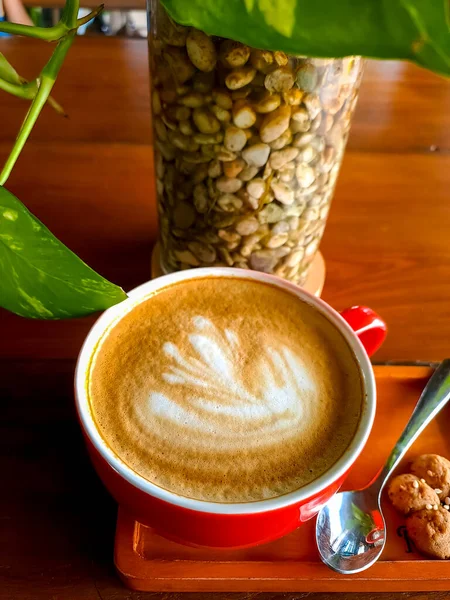 Uma Xícara Cappuccino Quente Com Arte Latte Pela Manhã Servido — Fotografia de Stock