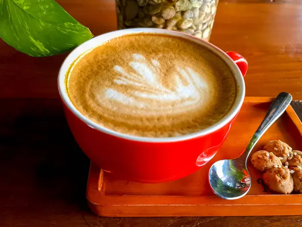 Ένα Φλιτζάνι Ζεστό Καπουτσίνο Latte Art Πρωί Σερβίρεται Κόκκινο Φλιτζάνι — Φωτογραφία Αρχείου