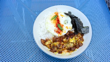 Bir tabakta sarımsaklı tereyağlı sarımsaklı ve tereyağlı Japon kızarmış tavuğu.