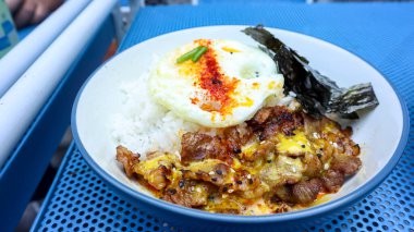 Bir tabakta sarımsaklı tereyağlı sarımsaklı ve tereyağlı Japon kızarmış tavuğu.