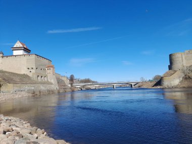 Narva Kalesi ve Ivangorod Kalesi. River Narva. Deniz aygırları için bir ev. Egzersiz aletleri..