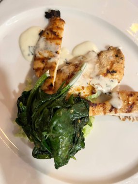 Soslu ve sebzeli ızgara et.