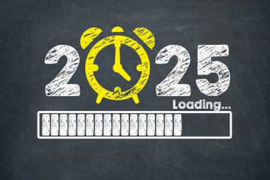 Neşeli tipografi, alarmlı saat ikonu ve beklenti ve kutlamaları sembolize eden sarı yükleme çubuğunun yer aldığı 2025 yılının şenlikli bir tasviri..
