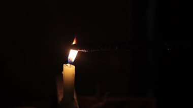 Phuljhadi bir diya yağ lambasından yakılıyor.
