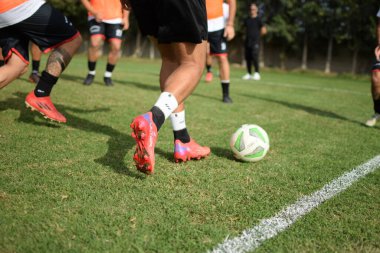 Bir sahada futbol antrenmanı.