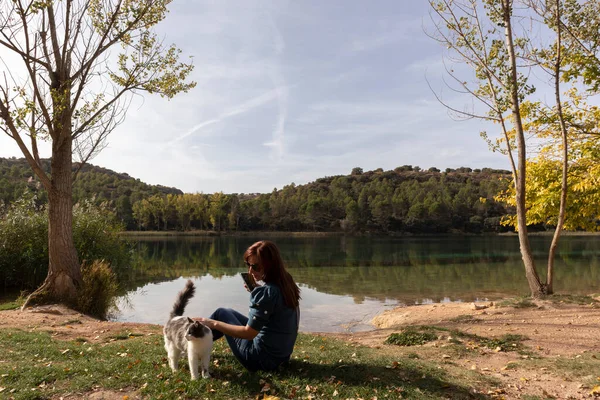 Göl kıyısındaki kız kedisiyle