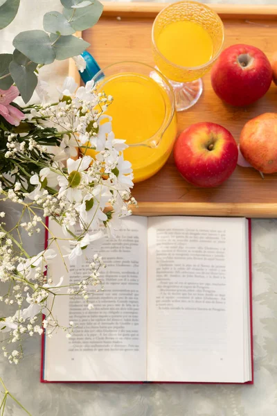 kitap, çiçek, meyve suyu ve meyveli piknik dekorasyonu