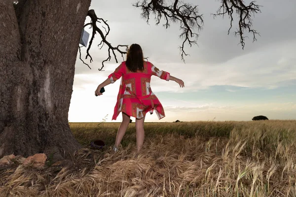 Ağaçların altına buğday eken bir kız.