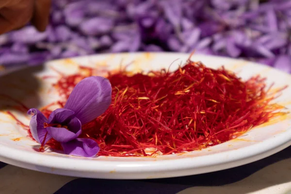 saffron flower peel by hand
