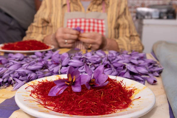 safran çiçeği elle soyulur