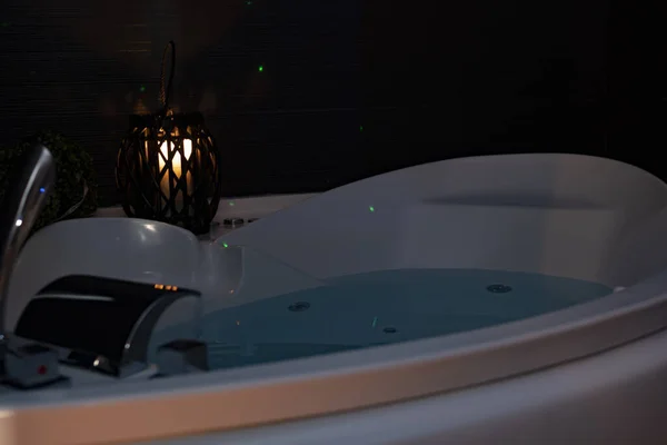 Badkuip Spa Met Dim Warm Licht — Stockfoto