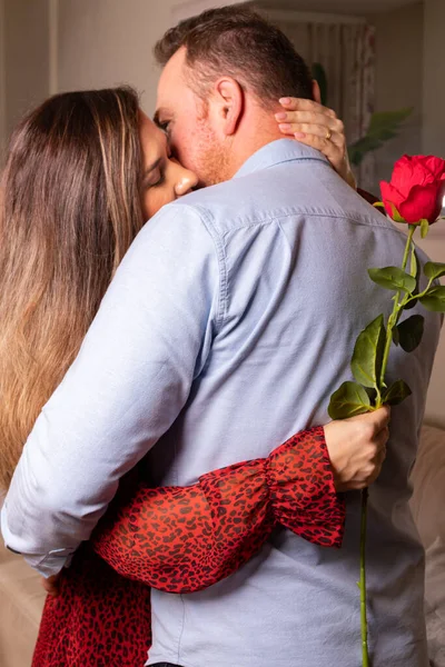 Romantik koca sevgililer gününü kutlamak için karısına bir çiçek ve romantik bir yemekle sürpriz yapar.