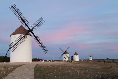 Birkaç eski yel değirmeni Yüksek bir tepenin üstünde