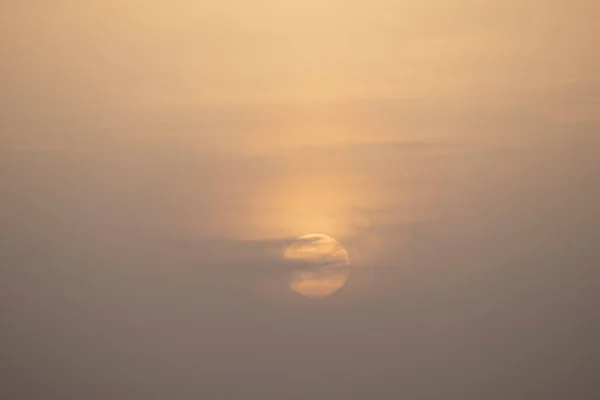 오염으로 공기중에 먼지가 날리는 — 스톡 사진