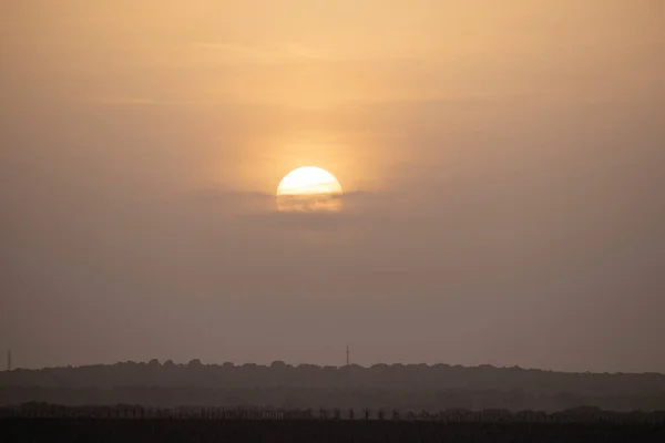 Hava kirliliğinden dolayı havada toz bulutuyla gün batımı