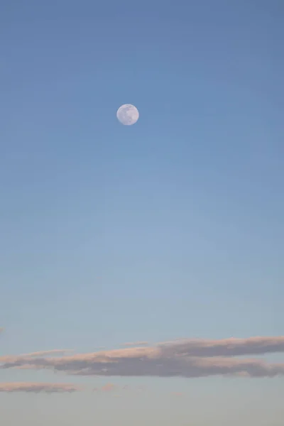 Dia Lua Com Nuvens Baixas Com Fundo Azul Céu — Fotografia de Stock