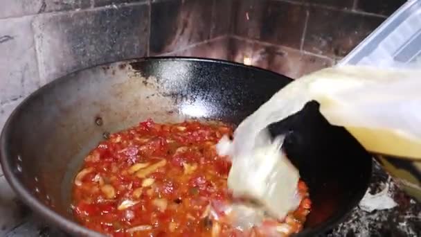 Gazpachos Typowe Hiszpańskie Jedzenie Gotowane Stary Sposób Ogień Drewna Typowymi — Wideo stockowe