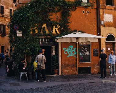 Roma şehrinin eski şehrinde bir sokak