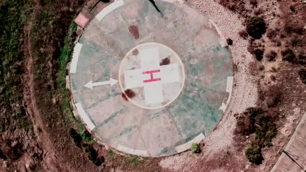 Воздушный Обзор Посадочной Полосы Вертолета Чрезвычайных Ситуаций Покинутой Сельской Вертолетной — стоковое видео
