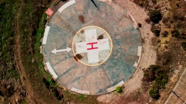 放棄された田舎のヘリポートのためのヘリコプター上陸ストリップの空中ビュー — ストック動画