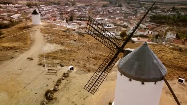 キホーテ マンチャの文学作品に登場するような中世風車 モリノス コンスエグラ カスティーリャ マンチャ — ストック動画