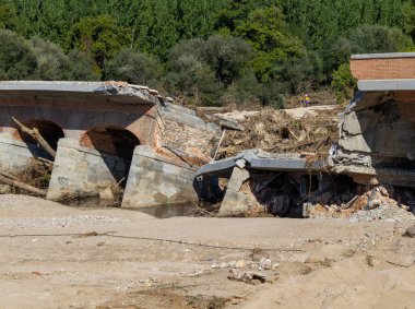Köprü, fırtınadan sonra sel tarafından yok edildi ve bir kasaba kapatıldı.