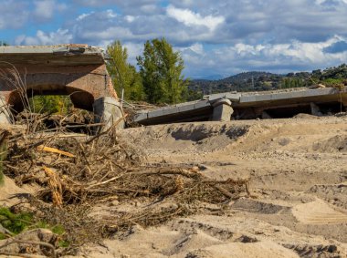 Köprü, fırtınadan sonra sel tarafından yok edildi ve bir kasaba kapatıldı.