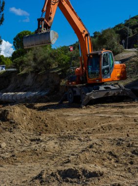 Köprü, fırtınadan sonra sel tarafından yok edildi ve bir kasaba kapatıldı.