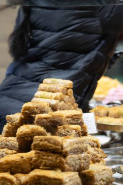 Satılık bir dükkanda lezzetli ve çok güzel otantik Türk hamur işleri