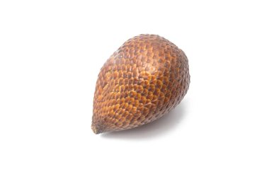 45 'lik beyaz arka planda taze bir yılan meyvesinin yakın çekimi.