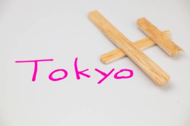 Tokyo 'ya gelen bir uçağın çizimi. İllüzyon dondurma çubukları ve el yazısıyla oluşturuldu. Tokyo Tatili.