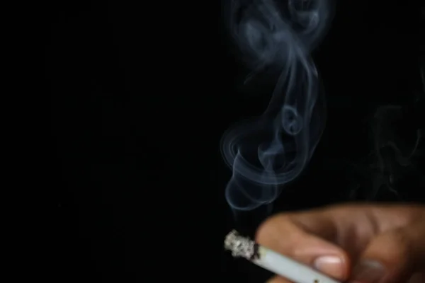 黒い背景にタバコの煙の抽象的な写真 煙に焦点を当てる — ストック写真