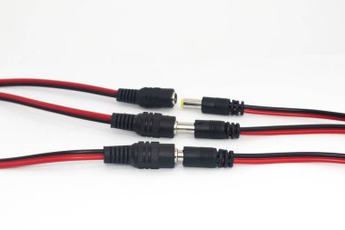 Elektronik hobiciler için DIY elektronik parçaları olarak kullanılan birkaç DC 12V erkek ve kadın konnektörü. DIY Bölümleri 
